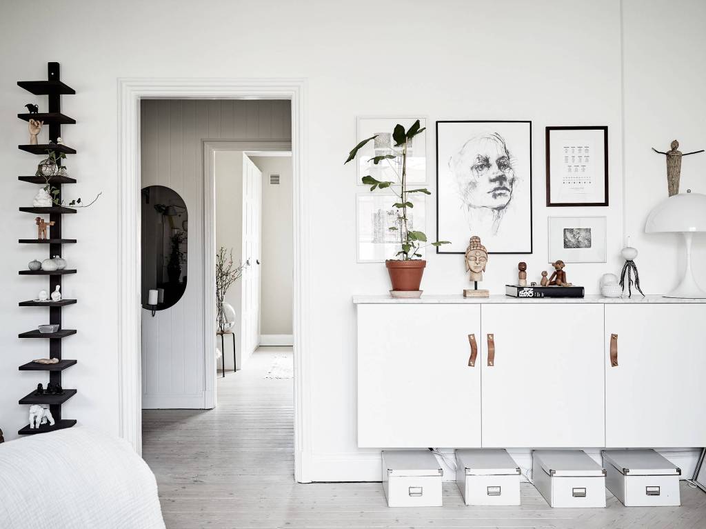 Spierwit huis met natuurlijke tinten