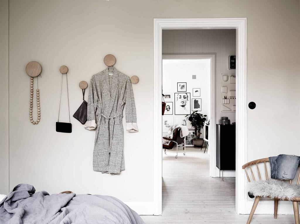 Spierwit huis met natuurlijke tinten