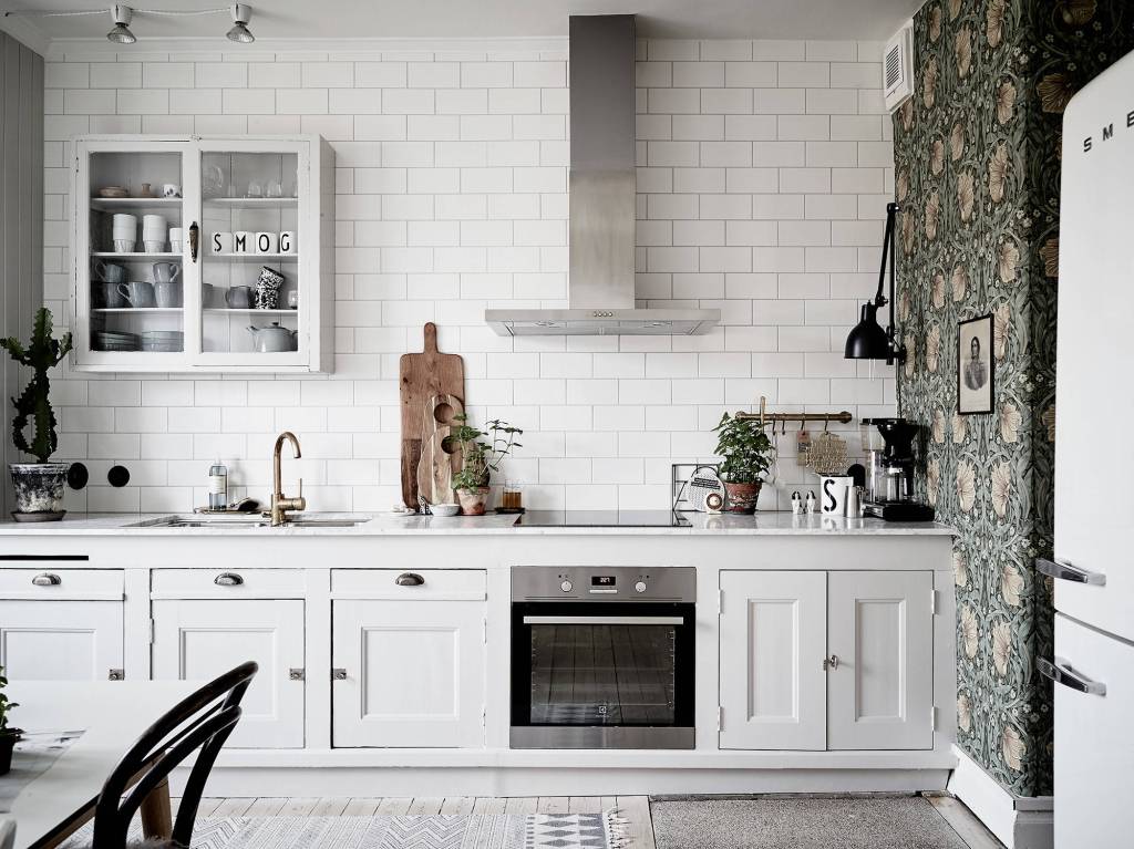 Spierwit huis met natuurlijke tinten