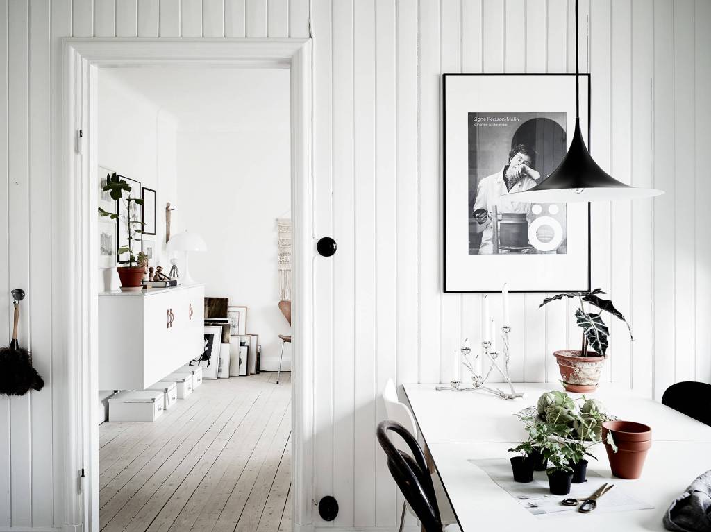 Spierwit huis met natuurlijke tinten